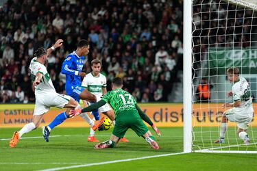 2-2. Jude Bellingham remata a puerta vacía tras una asistencia de Kylian Mbappé. El tanto se revisa en el VAR por un golpe de Vinicius con la rodilla a Iñaki Peña. El gol sube al marcador.