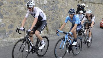 Chris Froome rueda junto a Mikel Landa y Romain Bardet en el Col du Portet en el Tour de Francia 2018.