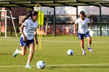 La Roja Femenina realizó su tercer día de entrenamientos en la cancha del Colegio Colombo Británico de Cali. En la primera jornada del Grupo A tendrá descanso.