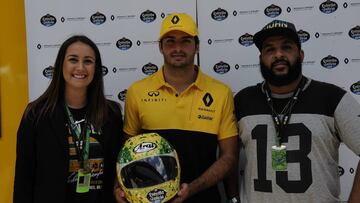 Alessandra Valllini (BRA) Fundación Ayrton Senna, Carlos Sainz (ES) Renault RS 17 y el autor del casco, Shock Maravillha (BRA) con el casco firmado por Carlos Sainz