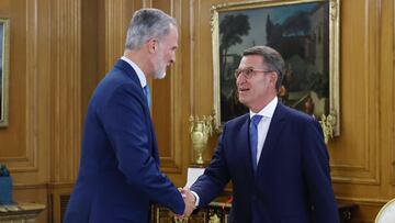 El presidente y candidato del Partido Popular a la Presidencia del Gobierno, Alberto Núñez Feijóo, saluda a S.M. El Rey Felipe VI.
