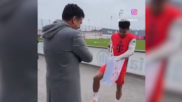 Un par de camisetas autografiadas, infaltable.