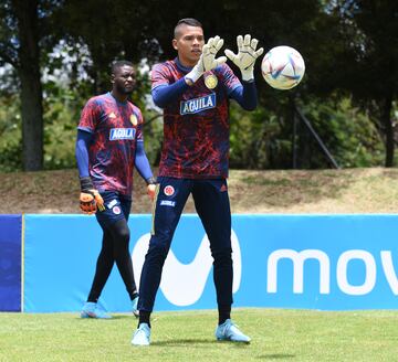 Ejercicios de reacción en velocidad, gimnasio, precisión y trabajos en pelota parada, presentes en la práctica de los porteros en el microciclo de Selección Colombia
