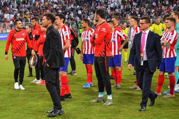 Diego Pablo Simeone y los jugadores atléticos tras recoger Koke, capitán del equipo rojiblanco, el trofeo de subcampeones.