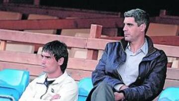 <b>ESPECTADORES DE LUJO. </b>Matías Alustiza, Roberto Bonano y Lussenhoff siguen el entrenamiento de los azulinos ayer en Chapín.