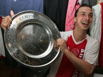 Fichó en verano de 2001 y ese mismo año debutó en Champions con el equipo holandés. Marcó 48 goles en 110 partidos. Con el Ajax ganó 2 ligas, 1 Copa y 1 Supercopa. Estuvo en Ámsterdam hasta 2005. 