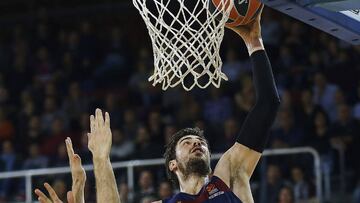 GRA253. BARCELONA, 30/12/2016.- El pívot croata del FC Barcelona Lassa Ante Tomic (d) entra a canasta ante el ala-pívot del Darussafaka turco Birkan Batuk (i), durante el partido de la 15 jornada de la Euroliga, el último de la primera vuelta, que se juega hoy en el Palau Blaugrana. EFE/Alejandro García