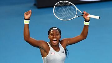 Coco Gauff celebra su victoria ante Naomi Osaka en el Open de Australia.