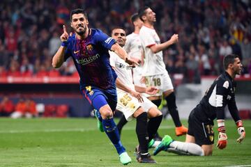 0-3. Luis Suárez celebró el tercer gol.