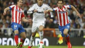 Cristiano avanza ante la oposici&oacute;n de Juanfran y Gabi en un derbi en el Bernab&eacute;u.