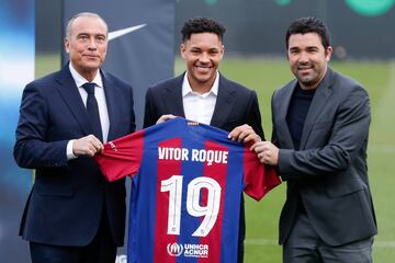 El delantero del Barça llevará el dorsal número 19. En la foto posa con la camiseta y con el vicepresidente Rafael Yuste y el director deportivo Deco. 
 