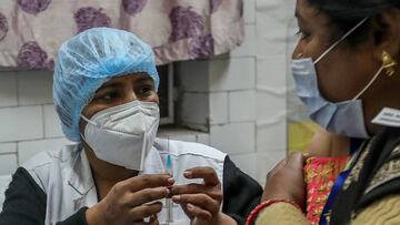 New Delhi (India), 02/01/2021.- An Indian health worker along with a candidate mocks the vaccination process during a dry run of Covid-19 vaccination at a model Covid-19 vaccination centre, in New Delhi, India, 02 January 2021. According to news reports, Drug Controller General of India (DCGI) has approved the emergency use of coronavirus vaccine developed by AstraZeneca and Oxford University. Indian health authorities conducted a dry run of Covid-19 vaccination across India. India is world's second-hardest hit nation by the coronavirus disease pandemic. (Nueva Delhi) EFE/EPA/RAJAT GUPTA