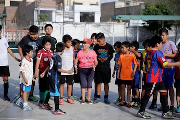 Maria Angelica Ramos a sus 92 años de edad, sigue entrenando a jovenes y niños en el distrito de Los Olivos en Lima, con la misma ilusión desde hace más de 40 años.