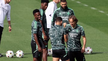 Modric bromea con Carvajal durante el entrenamiento del Real Madrid.