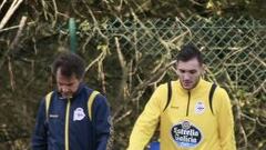 Lucas P&eacute;rez, con uno de los recuperadores del Deportivo.