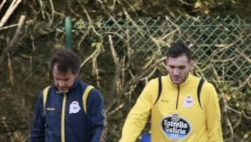 Lucas P&eacute;rez, con uno de los recuperadores del Deportivo.