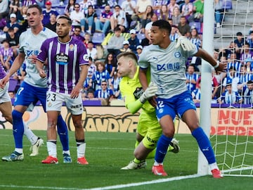 Destacó en defensa para frenar al Valladolid. Se mostró contundente, sólido y peligroso cuando subió a rematar saques de esquina o faltas. Tuvo un gran acierto en la salida del balón, logrando un 80% de éxito y buscando hasta en siete ocasiones pases en largo para generar desequilibrio en ataque. Buen cierre de temporada.