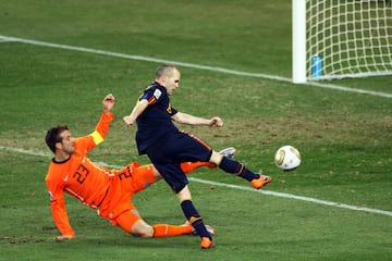 El gol de toda España. Su momento, quizás, más querido por él mismo y por todos fue su gol por el cual proclamaba a la selección española campeona del mundo en 2010. En el minuto 116, ante Países Bajos, remató el balón frente a Van der Vaart el cual valió un Mundial. 