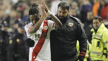 Lass abandonando el campo durante un partido en Vallecas.