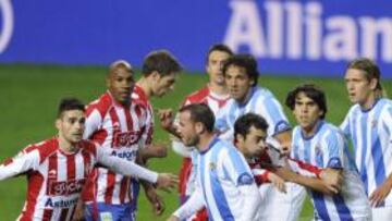 <b>SÓLIDEZ. </b>El Málaga supo mantener el orden en la defensa y consiguió inútiles los intentos de marcar del Sporting.
