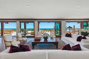 En el corazón de la estancia principal está un lujoso salón con vistas al mar que incluye también comedor, chimeneas, ventanas y puertas que dan a la playa y a unas vistas privilegiadas. 