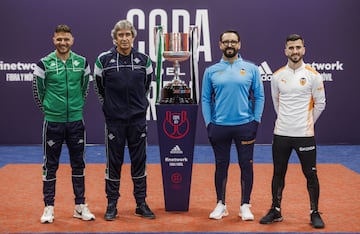 Los capitanes y entrenadores. Joaquín, Manuel Pellegrini, José Bordalas y José Luis Gayá.