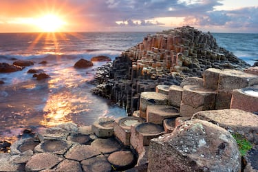 'Giant's Causeway' es el único sitio declarado Patrimonio de la Humanidad por la UNESCO en Irlanda del Norte. Se trata de un paisaje surrealista compuesto por unas 40,000 columnas de basalto hexagonales que se formaron hace 60 millones de años, aunque la leyenda dice que fue construida por el gigante Finn McCool para cruzar a Escocia y luchar contra su rival, Benandonner.