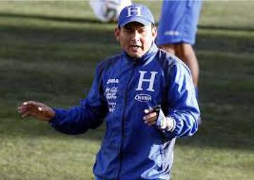 Entró como interino para los últimos dos partidos de Honduras en 2018. En su debut fue el 17 de noviembre y venció a Panamá por la mínima diferencia.