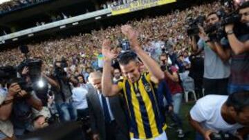 Van Persie, presentado con el Fenerbahce: firma hasta 2018