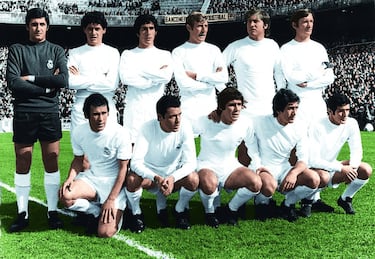 “Renovarse o morir”, así dice el refranero español. Y eso es lo que hizo el Madrid de comienzos de la década de los 70 apara afrontar los nuevos tiempos. Los blancos habían realizado dos malas campañas en las temporadas 1969-70 y 1970-71. En la primera, acabaron en sexta posición, eso sí, empatados a puntos con Sevilla, Barcelona y Valencia, todos con 35 puntos… pero muy lejos del campeón, el Atlético de Madrid, aunque éste ganó la Liga en el último partido. La temporada siguiente, los blancos acabarían en cuarto lugar por detrás de Valencia, Barcelona y Atlético de Madrid. Además, la derrota en la final de la Recopa ante el Chelsea enfadó a Bernabéu. Éste consideró que había que hacer una fuerte, profunda y dolorosa renovación (le dieron la baja a Gento que llevaba desde 1953 en la plantilla blanca): en definitiva, salieron diez jugadores Betancort (34 años), Calpe (31), Espíldora (23), De la Fuente (23), Sanchís (33), Chato González (27), Fermín (23), Jiménez (24), Manolín Bueno (31) y Gento (38), y entraron siete: García Remón (21 años, portero), Verdugo (23, lateral), Antonio González (25 años y canterano), Anzarda, un extremo argentino con más gol que desborde para suplir a Gento. Y tres jóvenes jugadores del Racing: los ojeadores del club habían recomendado el fichaje de Aguilar (22 años), así que Bernabéu fue a verle en directo… y acabó enamorándose del delantero racinguista, Carlos Alonso, conocido como Santillana. También llegó Corral, un portero de 23 años. La cantidad pagada salvó al Racing de desaparecer.  Y Miguel Muñoz confió en la mezcla de veteranos y jóvenes recién llegados para armar un equipo que volviera a pelear por la Liga. Siguió confiando en Amancio, Pirri, Grosso y Velázquez, pero le dio la titularidad desde el primer partido a Aguilar, Anzarda, García Remón, Verdugo y Santillana. Ante el Betis, en la primera jornada, destacó la posición de Amancio, jugando de centrocampista. Los blancos se colocaron líderes en la segunda jornada y de ahí no bajaría en lo que restaba de temporada. Se proclamaron campeones de invierno con 26 de 34 posibles. La nueva savia mezclaba bien con los veteranos, aunque la Liga fue disputada hasta el final por el Barcelona, que achuchó hasta el último momento. Sin embargo, en la penúltima jornada, los azulgrana jugaban en Córdoba y los blancos se medían al Atlético en el Calderón. Ambos perdieron: los de Muñoz, goleados por los rojiblancos (4-1), pero en la ciudad cordobesa, los de Michels cayeron por un penalti convertido por Fermín, que había salido cedido al conjunto verdiblanco. En la última jornada, los blancos golearon al Sevilla (4-1) y alzaban su decimoquinta Liga. Sería además, la última Liga de Miguel Muñoz… El técnico abandonaría el Madrid mediada la campaña 1973-74.