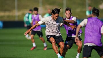 El delantero portugués Gonçalo Paciencia y el defensa canterano José Fontán pugnan por el balón durante un entrenamiento de pretemporada del Celta.