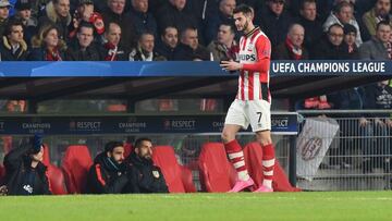 El uruguayo Gast&oacute;n Pereiro deja el campo tras recibir la tarjeta roja en el partido de ida de octavos de Champions League entre PSV y Atl&eacute;tico de Madrid.