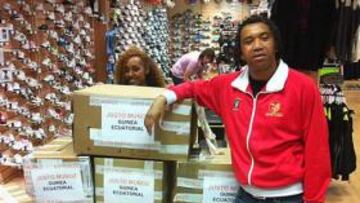 <b>IMPLICADO. </b>Benjamín Zarandona ha recibido la solidaridad de empresas y clubes de la ciudad, y del Betis, y ha conseguido recopilar 36 cajas de material deportivo para los niños de Guinea Ecuatorial de manera altruista. El día 6 de julio es el elegido para hacer entrega de todos ellos en el país africano y sacar una sonrisa a los pequeños guineanos.