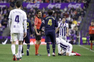 El árbitro De Burgos Bengoetxea y Sergio Ramos.