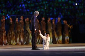 El actor estadounidense Morgan Freeman y el youtuber qatarí Ghanim al Muftah hablan durante la ceremonia de apertura de la Copa Mundial Qatar 2022.