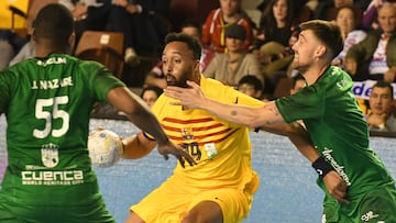 El francés Timothey N'Guessan (c), del FC Barcelona, intenta superar a Joaquim Nazaré (i) y a Sergi Mach, ambos del BM Ciudad Encantada, en la primera semifinal de la XXXIII Copa Plenitude ASOBAL, hoy sábado en León. EFE/J.Casares