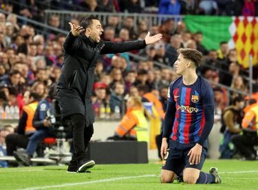 Xavi Hernández, con los brazos abiertos, protesta una acción contra su equipo.