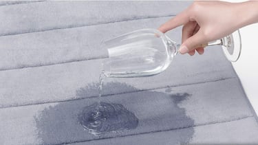 Mantén tu baño limpio y seco con esta alfombrilla antideslizante y absorbente que se vende en 12 colores