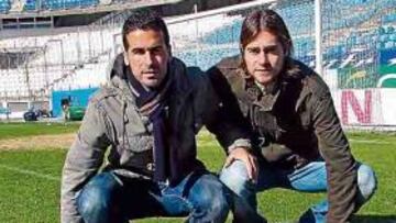 <b>CON LAS DOS CAMISETAS. </b>Miguel Ángel y Fernando posaron en el césped de La Rosaleda con las camisetas de sus dos últimos equipos.