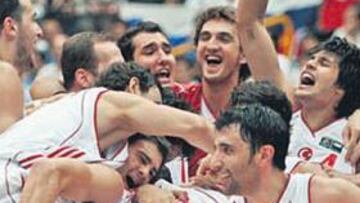 <b>EUFORIA TURCA. </b>Tras haber fracasado en el último Eurobasket, Turquía festeja un buen Mundial.