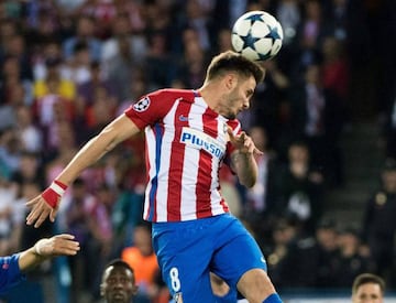 Atletico Madrid's midfielder Saul Niguez goes up for a header during the UEFA Champions League quarter final first leg football match Club Atletico de Madrid vs Leicester City at the Vicente Calderon stadium in Madrid on April 12, 2017. / AFP PHOTO / CURT