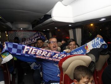 Ni la lluvia ni el frío espantaron las ilusiones de los más de 2000 seguidores del Fuenlabrada que se trasladaron en autobús hasta el Estadio Santiago Bernabéu