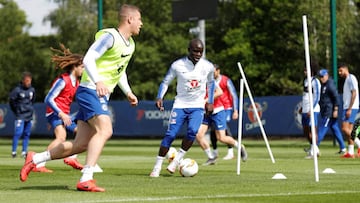 Kant&eacute; y Ross Barkley durante el entrenamiento contra el Chelsea en Cobham. 