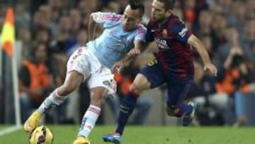 El defensa del FC Barcelona Jordi Alba (d) lucha el bal&oacute;n con el centrocampista chileno Fabi&aacute;n Orellana (i), del Celta de Vigo. 