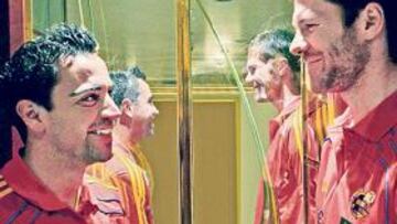 Xavi Hernández frente a Xabi Alonso.