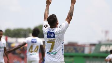 Un doblete de Andrés Lezcano le dio a Comunicaciones una importante victoria ante Santa Lucía Cotzumalguapa en el partido de ida de Cuartos de Final.