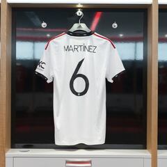 What is Lisandro Martínez’s number at Manchester United?