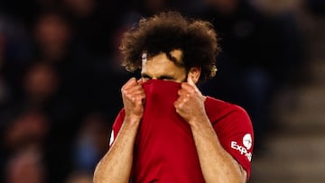 Mohamed Salah, jugador del Liverpool, se lamenta durante un partido.