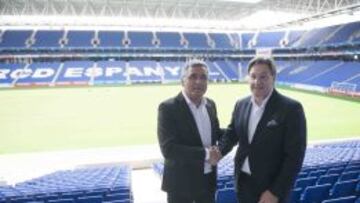 Phillippe Capelle, aquí encajando la mano con Joan Collet, compareció y firmó en nombre de Power8 el pasado 15 de julio.