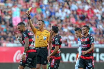 La actuación del silbante Luis Enrique Santander dejó mucho que desear en el duelo Xolos vs Cruz Azul. Expulsó a los 22 minutos a Pablo Aguilar de La Máquina por presuntamente agredir al rival. Dio por bueno un polémico gol de Bolaños para Xolos, cuando el portero Corona alegó que atajó el remate de cabeza de buena forma y que el balón no superó la línea de gol. Nuevamente, parece que el árbitro central tendrá descanso por unas cuantas semanas.